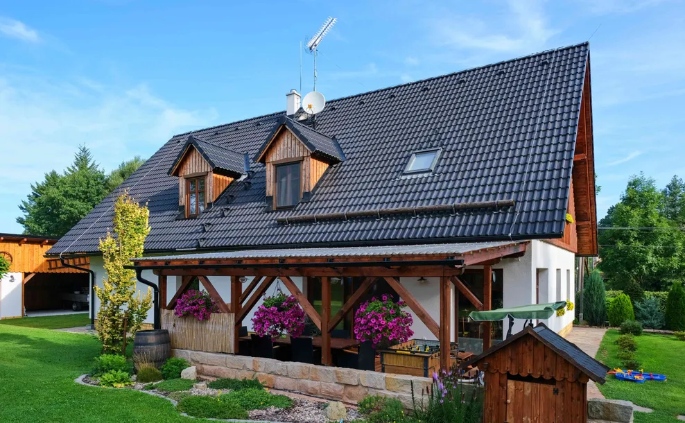 dom s antracitovou škridlou Bramac