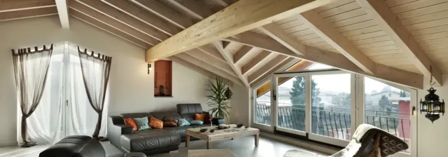 podkrovie, pohovka, stôl